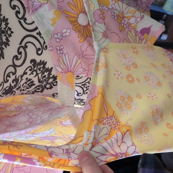 Bright Pattern Wrap Top M - Picture 6 of 8